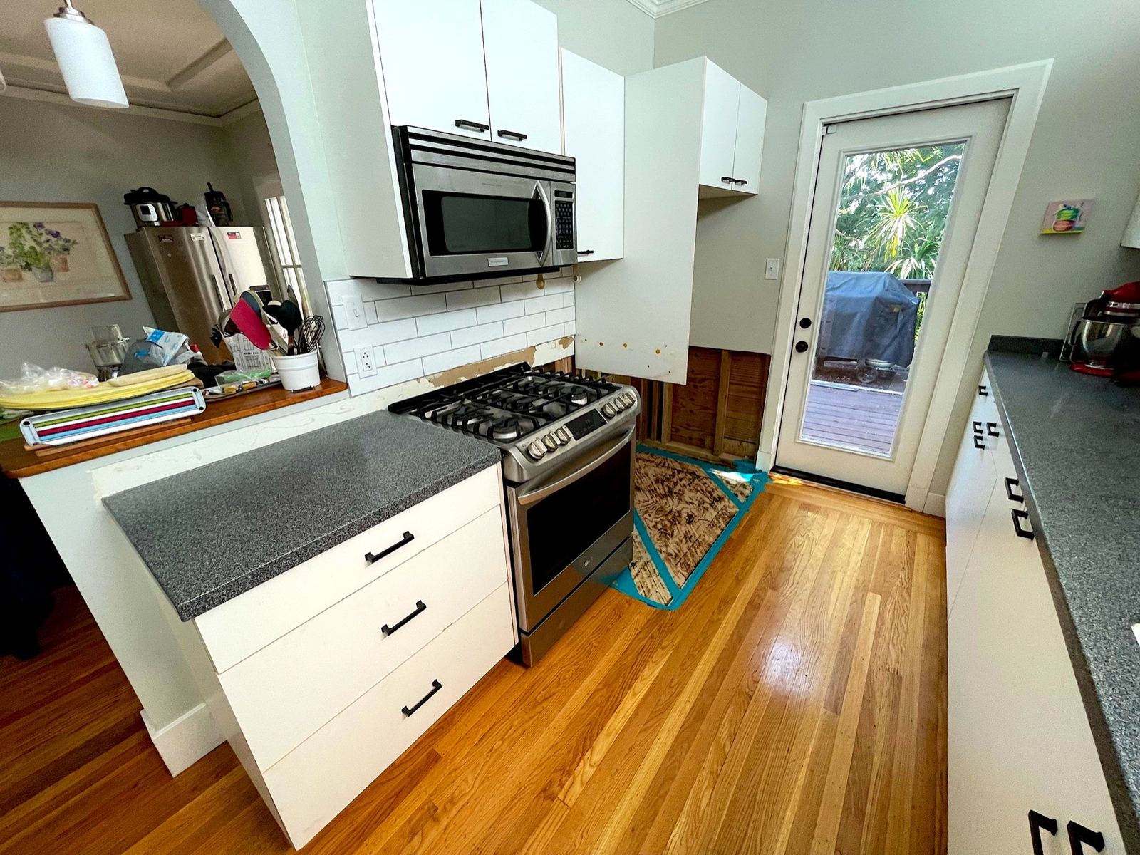 Kitchen with floor protection beside the stove and refrigerator